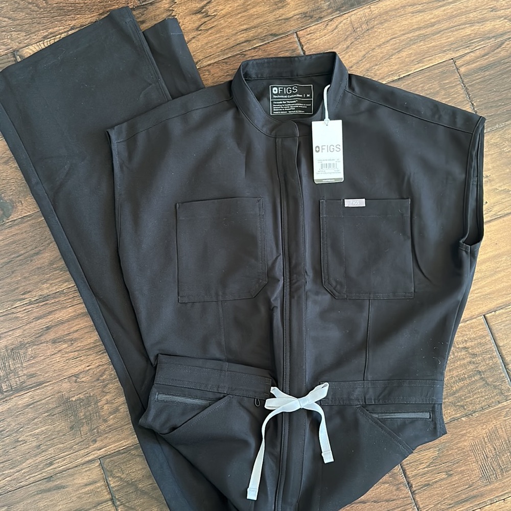 NWT Figs Rafaela Cargo Wide Leg ScrubJumpsuit in Black, size M.